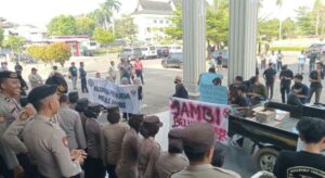 APPJ Geruduk Gedung DPRD Minta Jalan Khusus Batu Bara Segera Diselesaikan dan Kecewa Dengan Gubernur Jambi