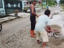 Jalan Bukit Sago Rusak, Warga Jadi Kontraktor Dadakan