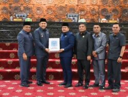 Bupati Saksikan Santunan Rp311,5 Juta untuk Keluarga Legislator