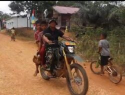 Jalan Berlumpur, Semangat Tak Luntur, Prajurit TNI Antar Siswa ke Sekolah
